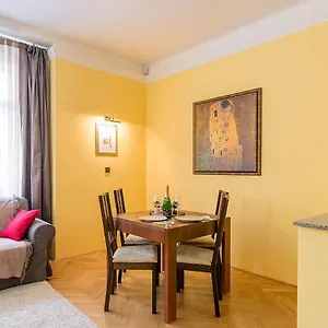 In Heart Of - 2br 2ba Elegant Downtown Apartment